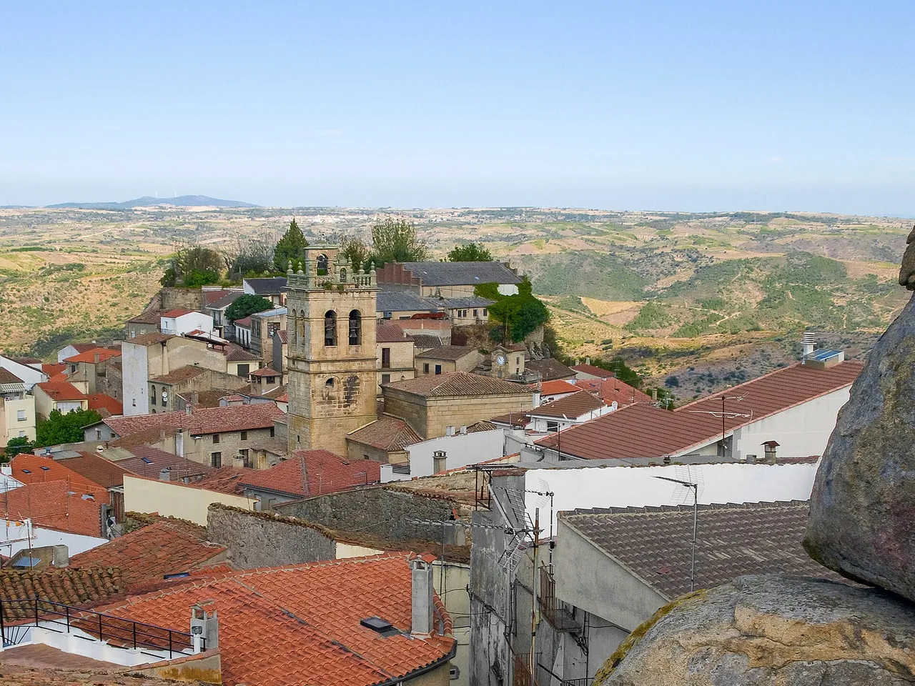 Vista del pueblo de Fermoselle sobre los Arribes del Duero en Zamora