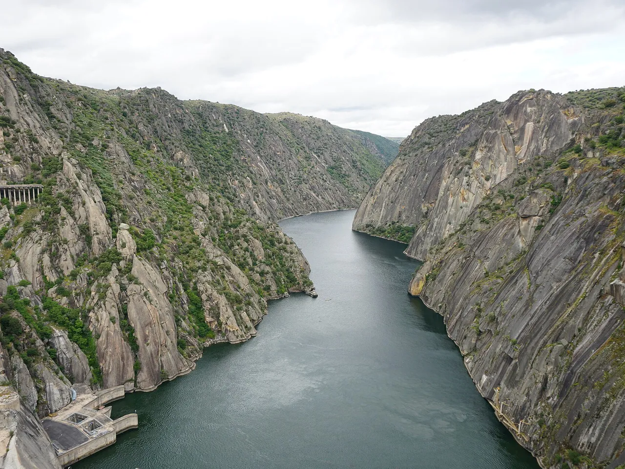 Río Duero desde el mirador de la presa de Aldeadávila en los Arribes del Duero