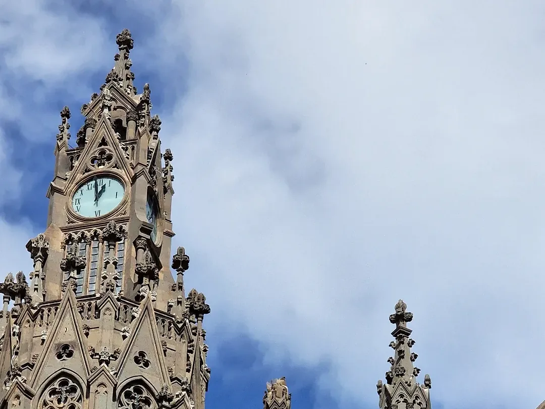 Torre con reloj de la iglesia de San Juan Bautista de Arucas