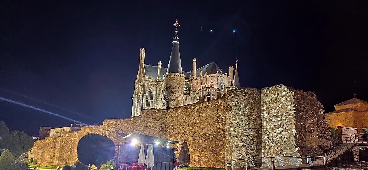 Murallas de Astorga y el palacio de Gaudí de noche