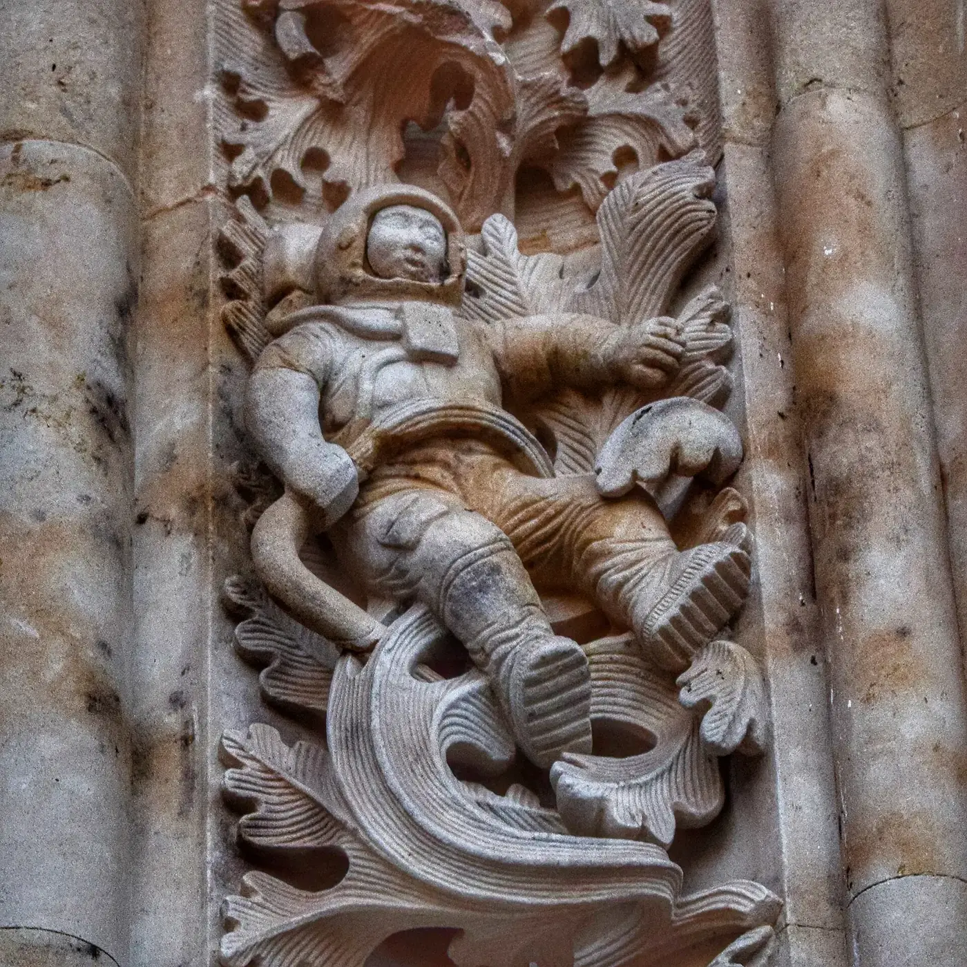 El astronauta de la Catedral de Salamanca y la rana de la suerte