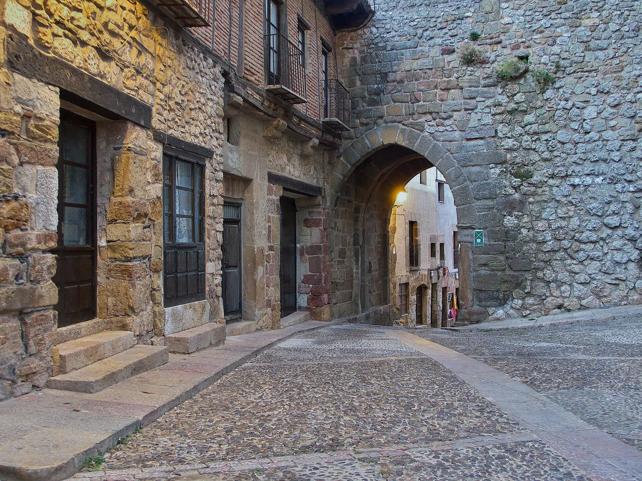 Arco de Arrebatacapas en Atienza con casas de piedra