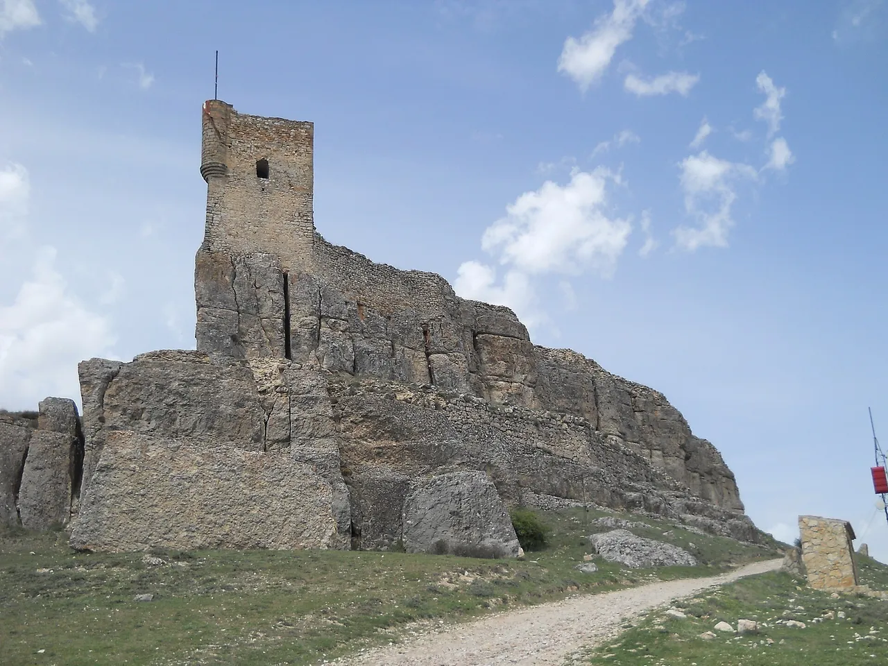 Ruinas del castillo de Atienza sobre una roca