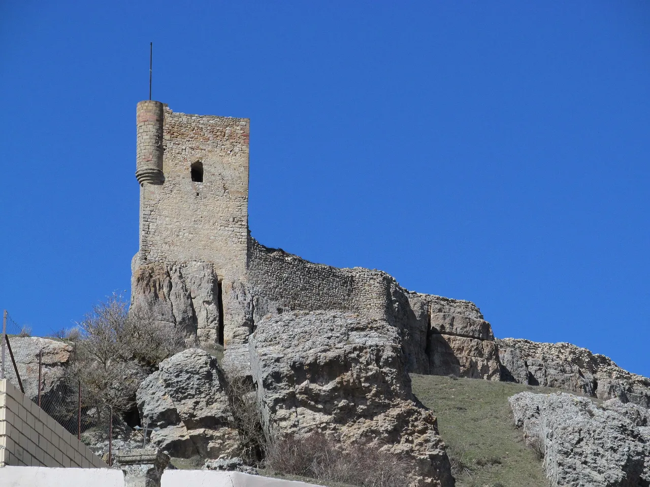 Muros del castillo de Atienza desde una calle