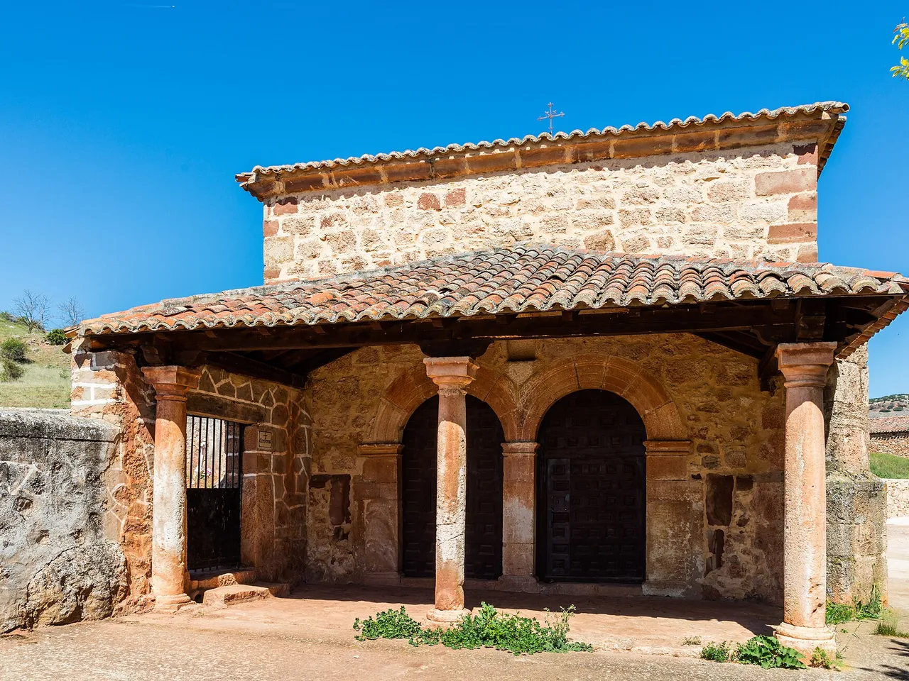 Ermita de piedra en Miedes de Atienza, en la comarca