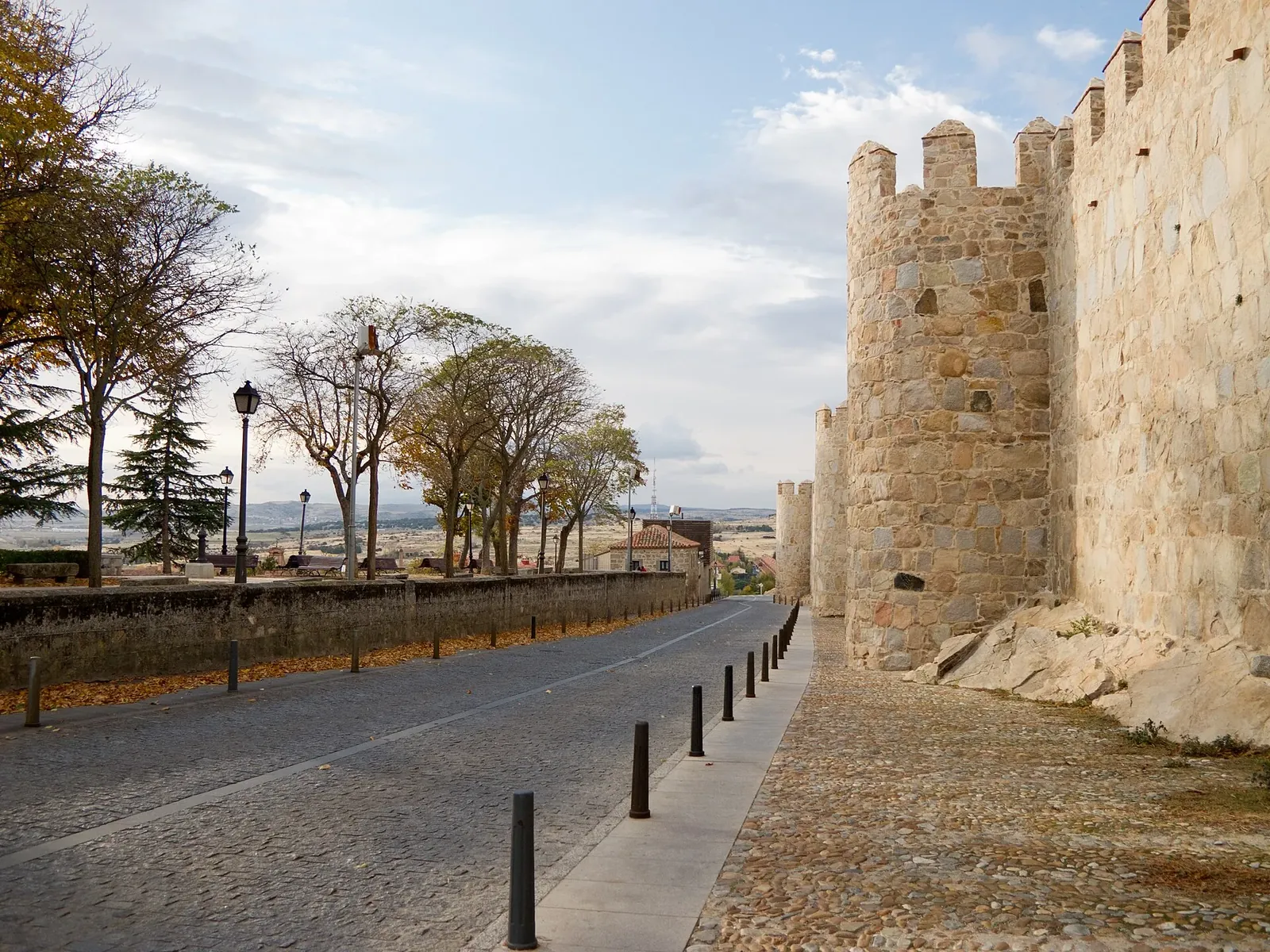 Tramo exterior de la muralla de Ávila con paseo