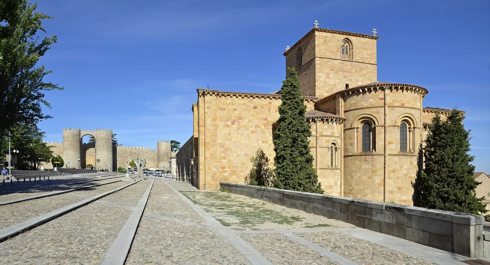 Basílica de San Vicente en Ávila junto a la muralla