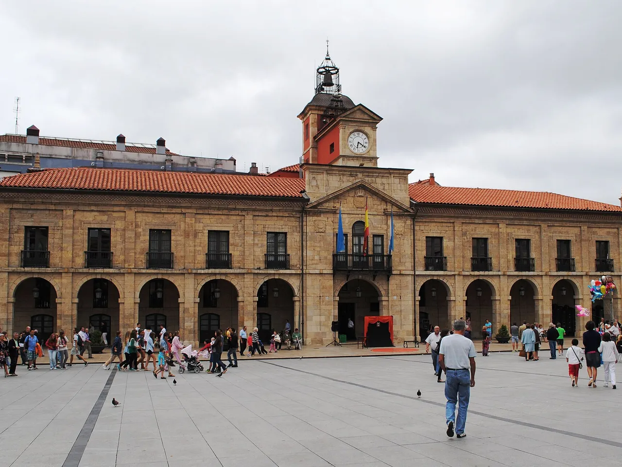 Ayuntamiento de Avilés en la plaza de España