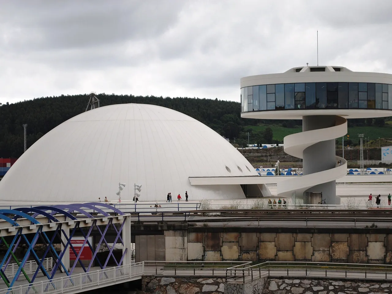 Cúpula y torre del Centro Niemeyer