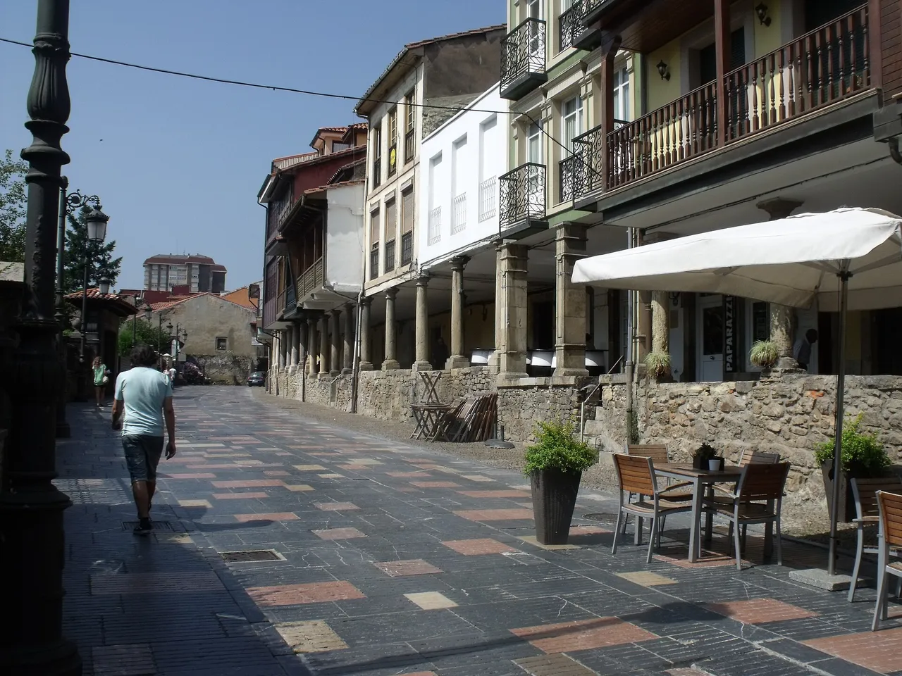 Calle Galiana en Avilés con soportales