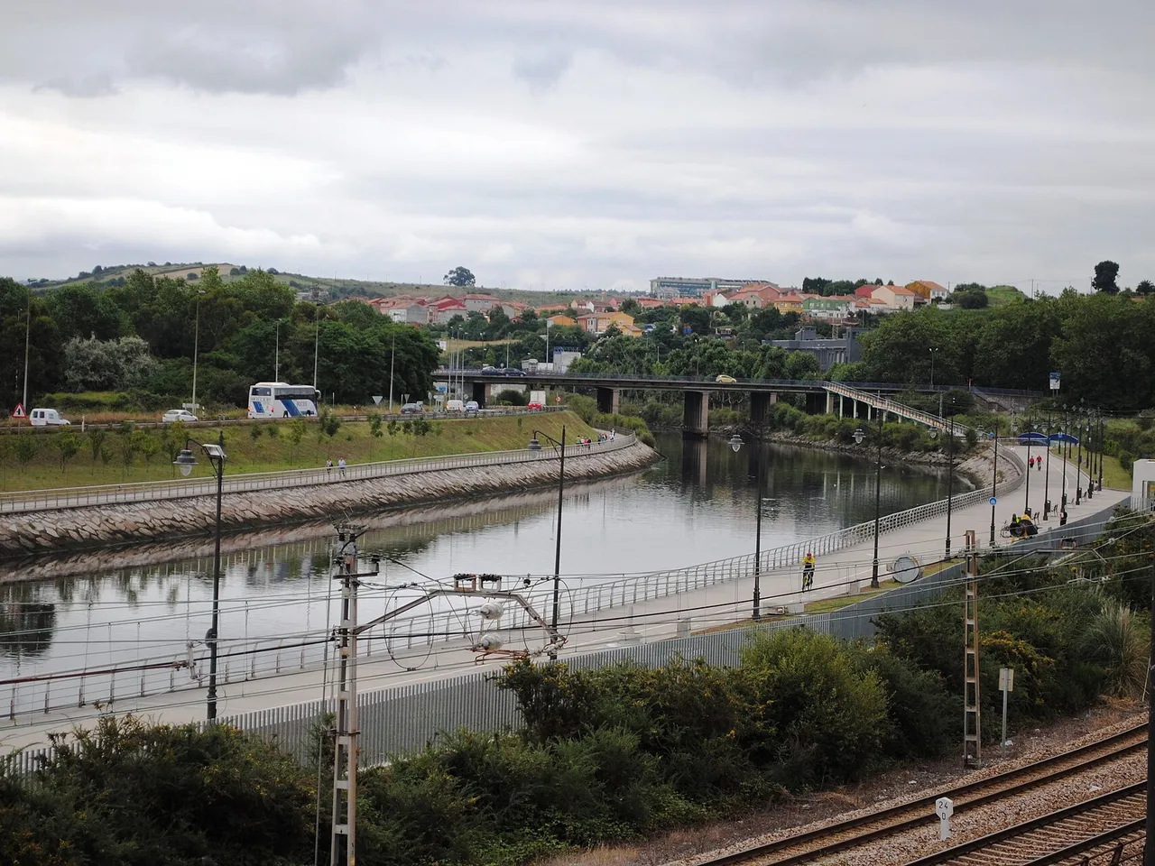 Ría de Avilés con edificios al fondo