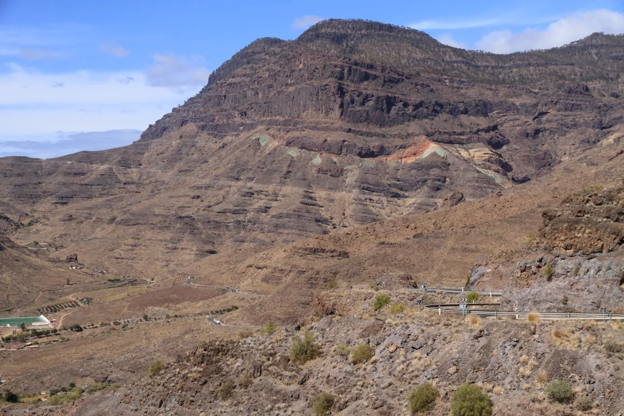 Vista del valle de Veneguera desde Los Azulejos, con la carretera y las montañas