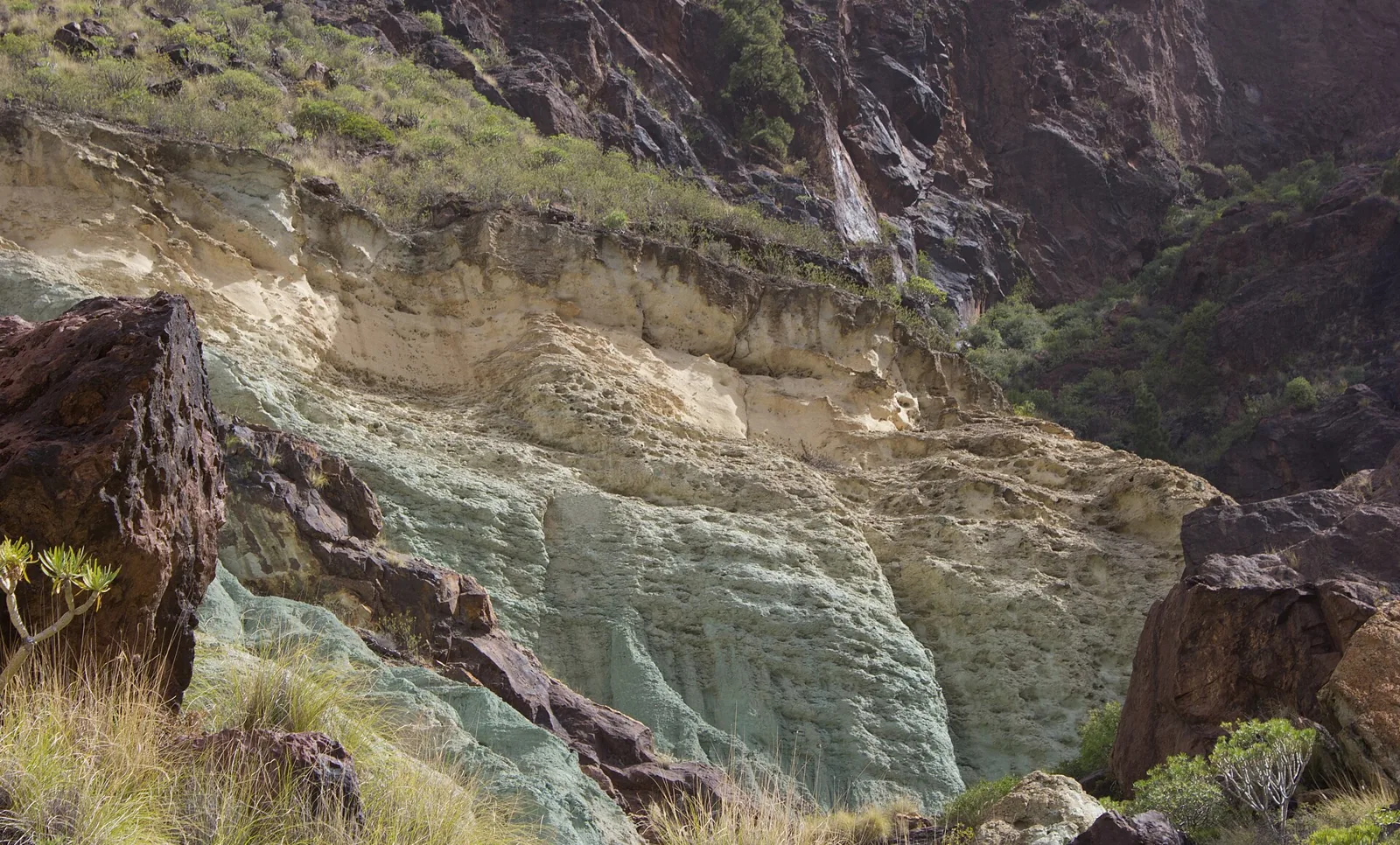 Los Azulejos de Veneguera: las rocas de colores de Mogán, cómo llegar y qué saber
