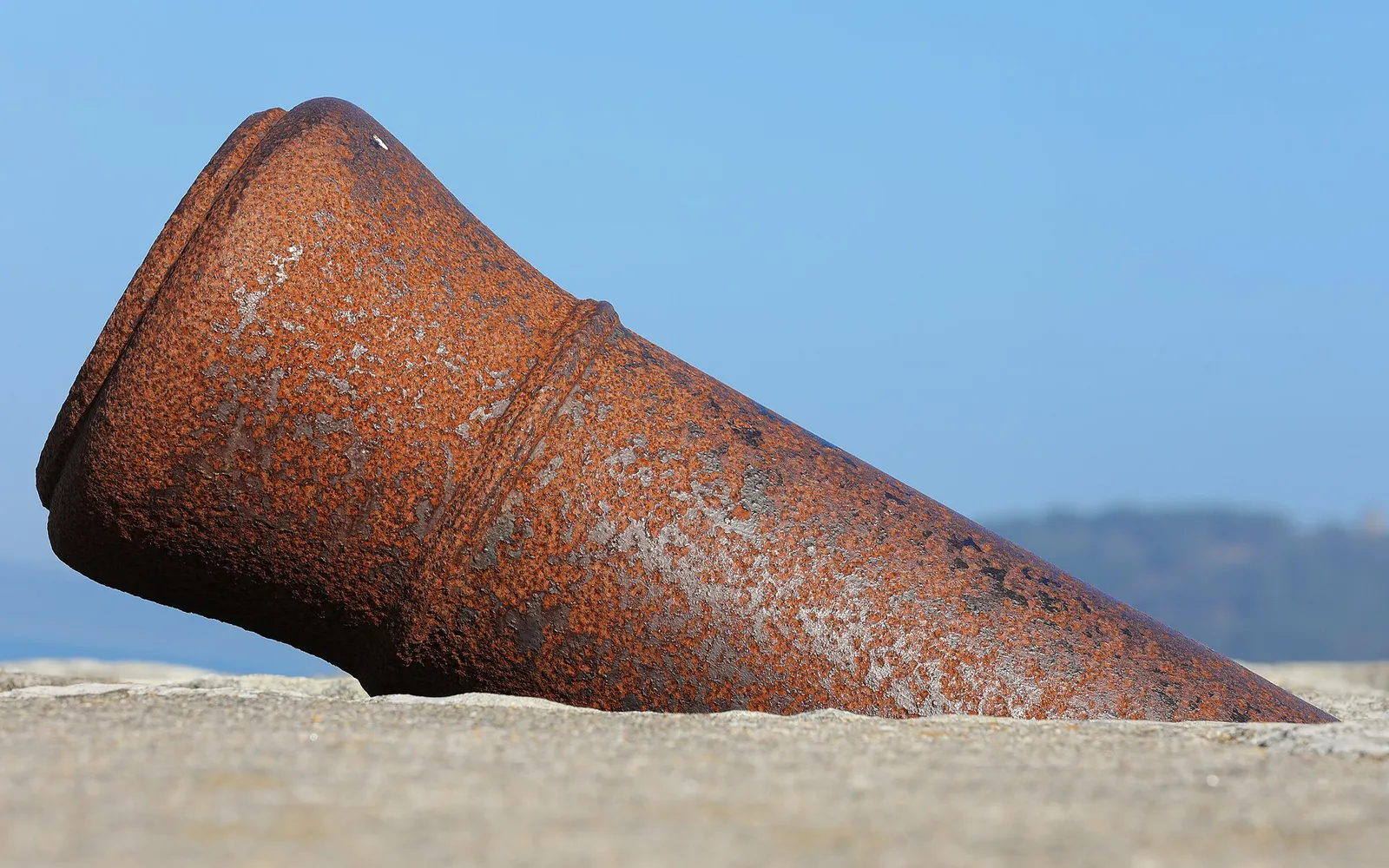 Cañón antiguo oxidado frente al mar en Baiona