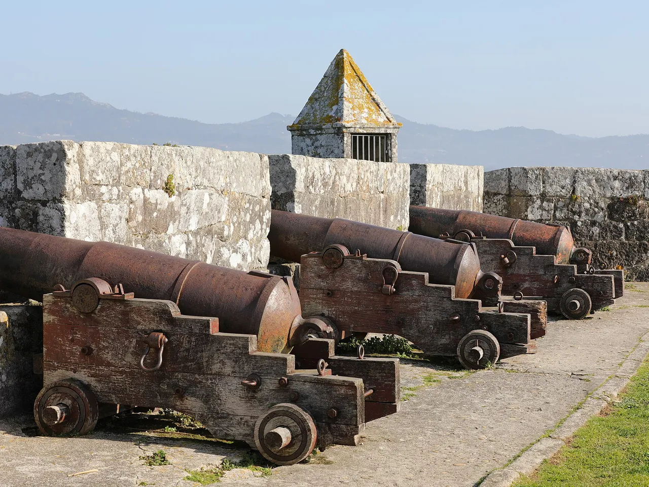 Cañones antiguos sobre las murallas de la Fortaleza de Monterreal en Baiona