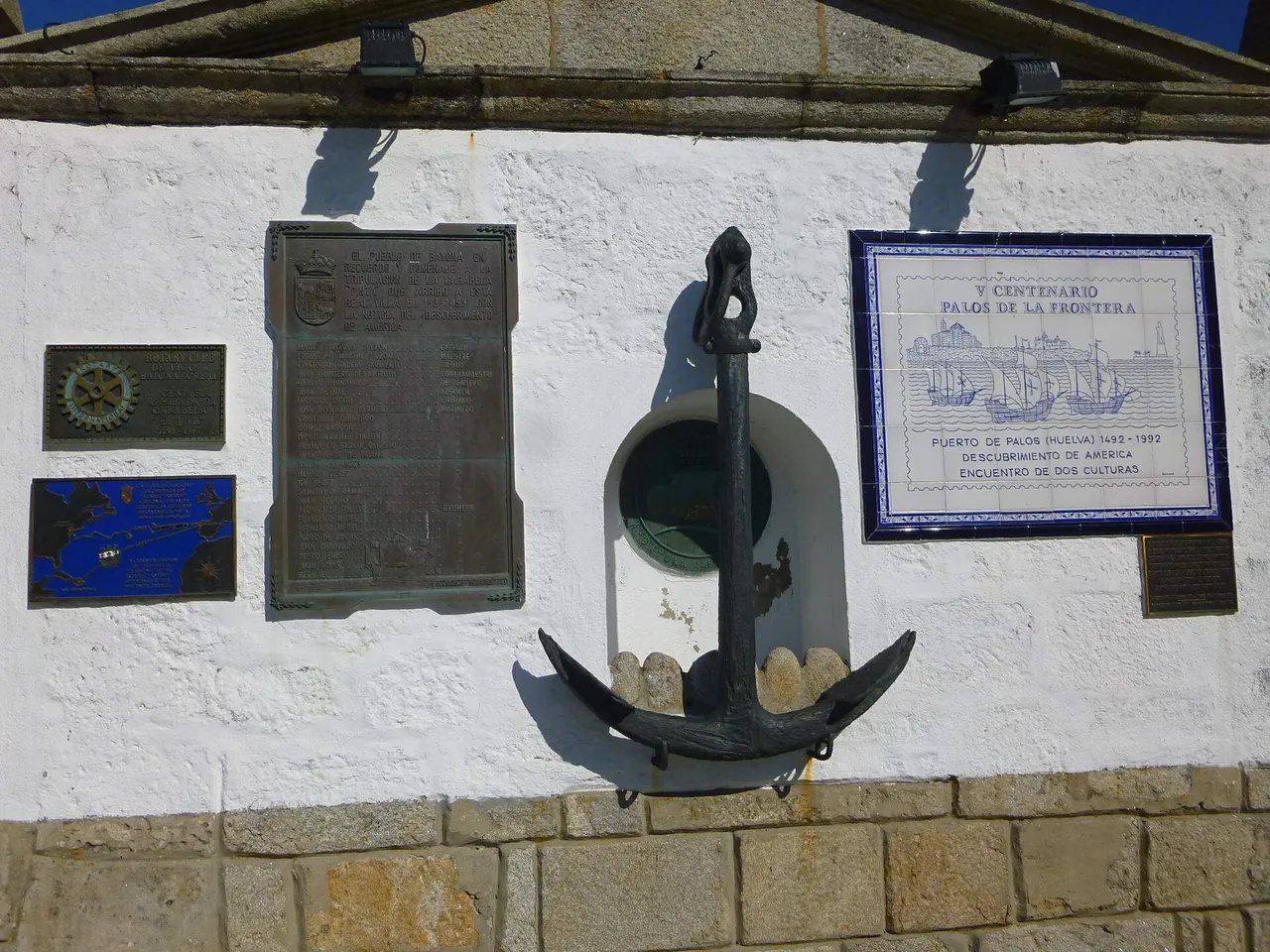 Placa y ancla del monumento a la arribada de la carabela La Pinta en Baiona