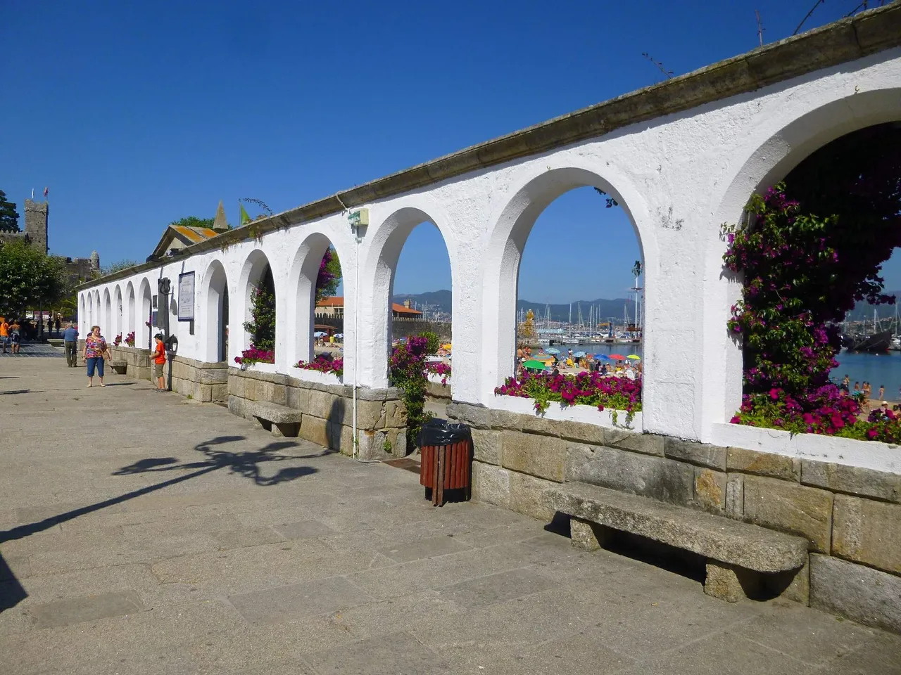 Paseo con arcos y flores junto al monumento de la carabela La Pinta en Baiona