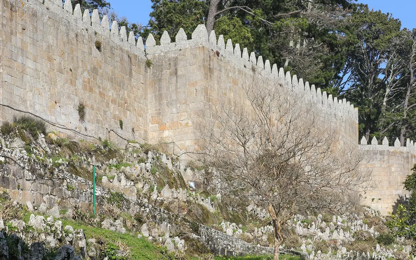 Qué ver en Baiona: Fortaleza de Monterreal, La Pinta y el paseo de Monte Boi