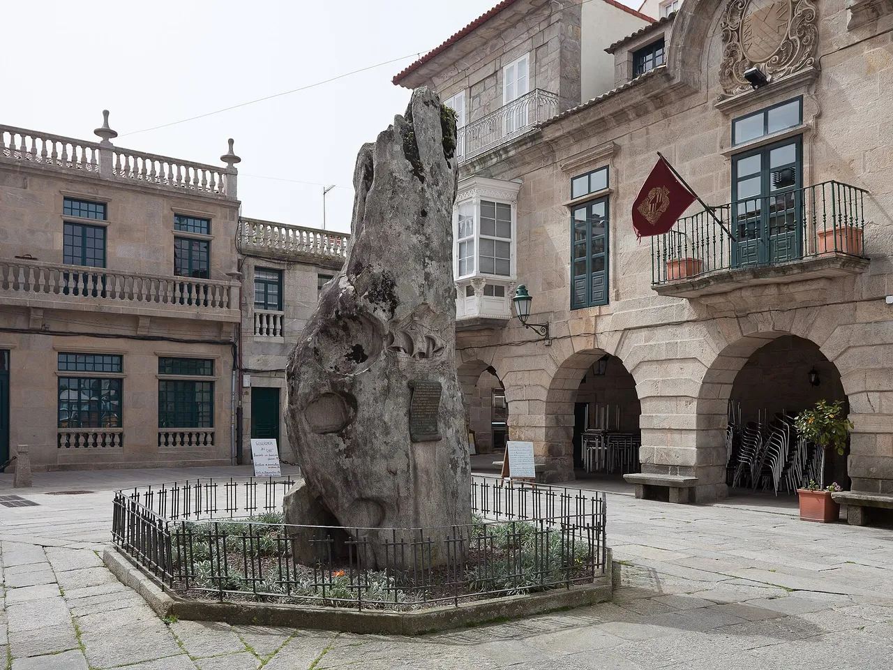 Plaza de Baiona con la escultura conmemorativa de la llegada de la carabela La Pinta