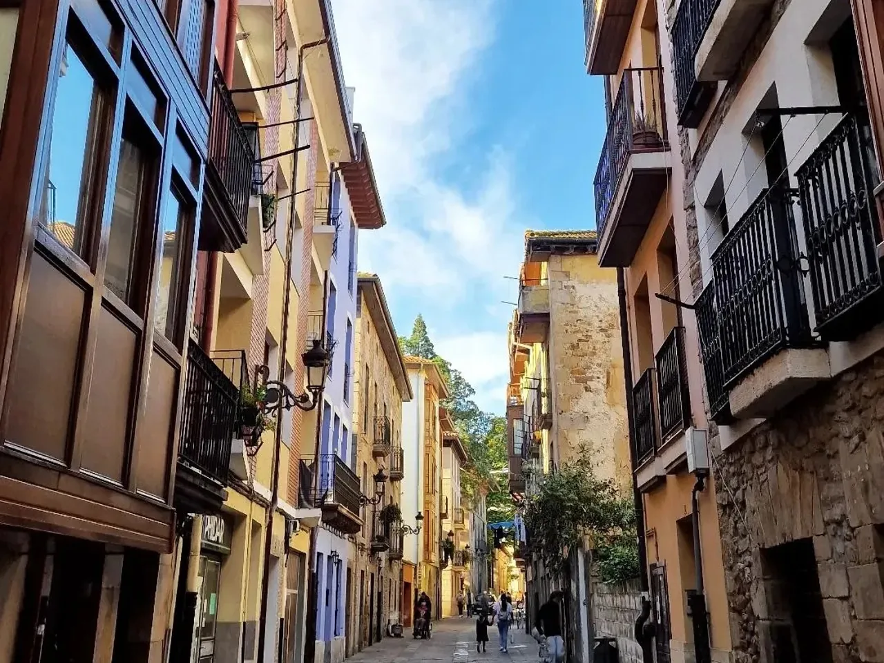 Calle del casco histórico de Balmaseda con balcones de madera