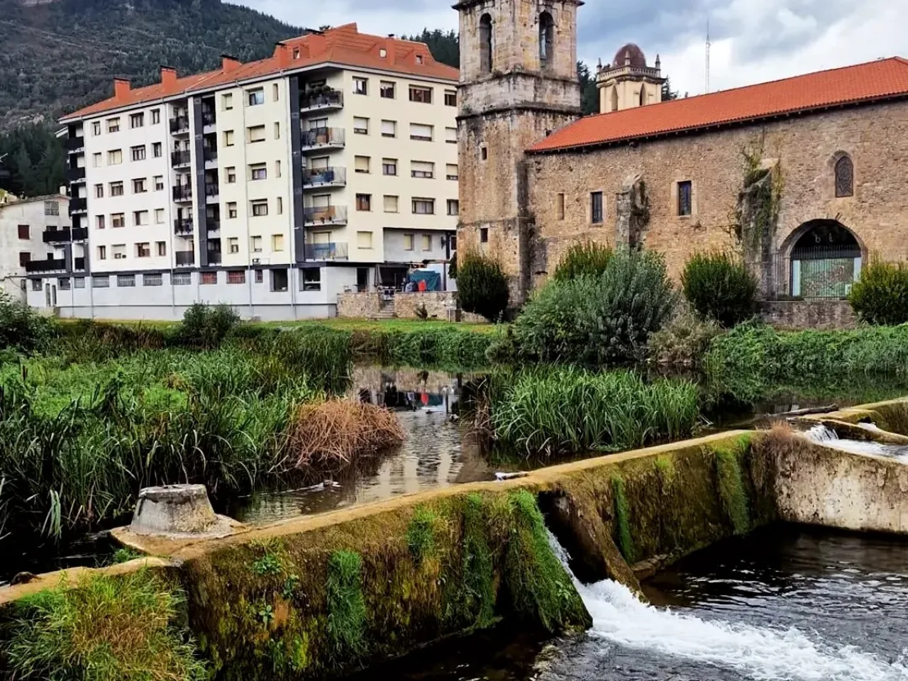 Iglesia y presa junto al río en Balmaseda