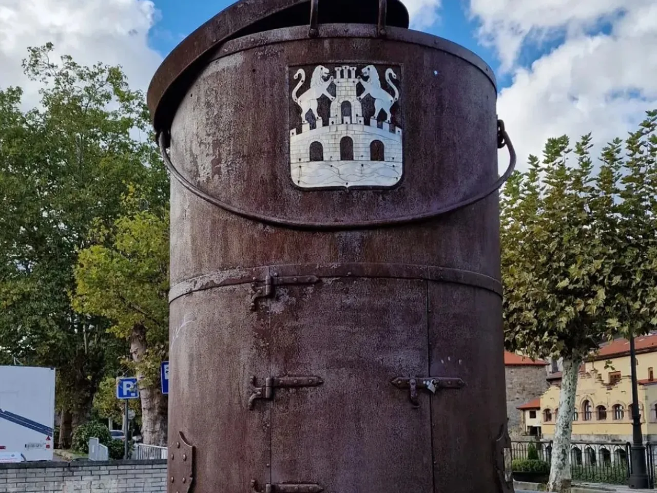 Gran putxera de metal con el escudo de Balmaseda