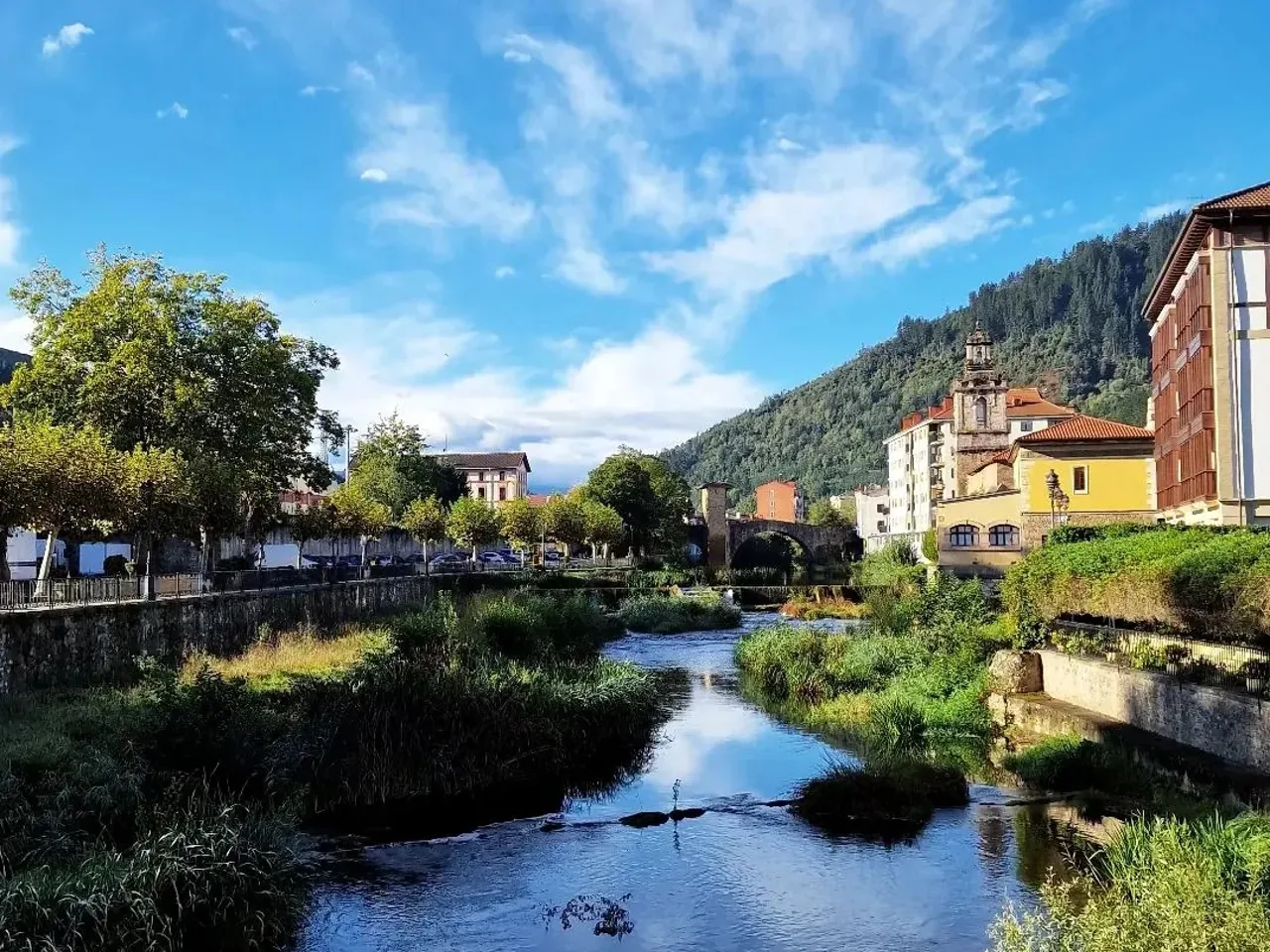 Río y casas junto al paseo en Balmaseda