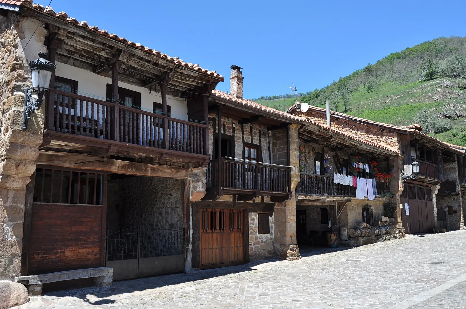 Calle principal de Bárcena Mayor