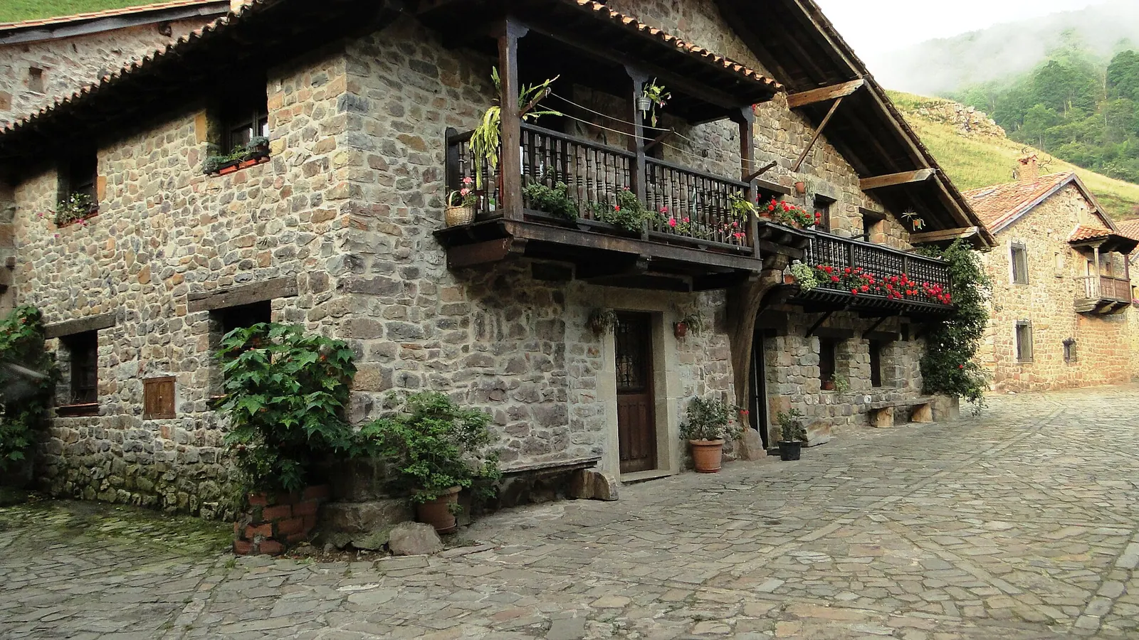 Casas de piedra con balcones en Bárcena Mayor