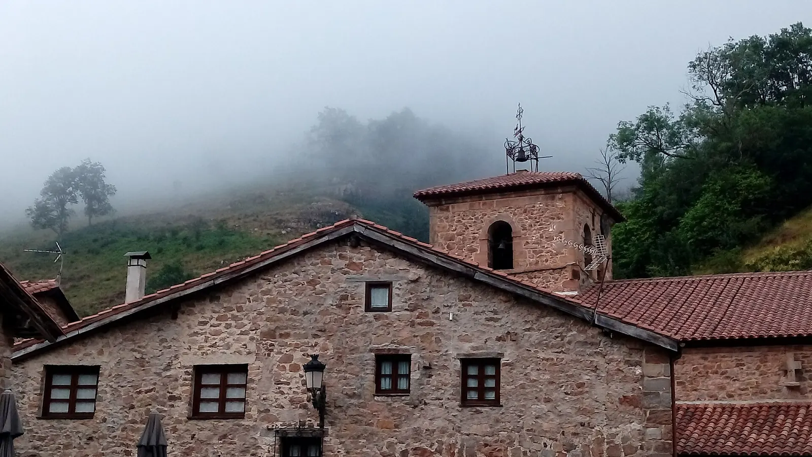 Iglesia de Bárcena Mayor entre la niebla