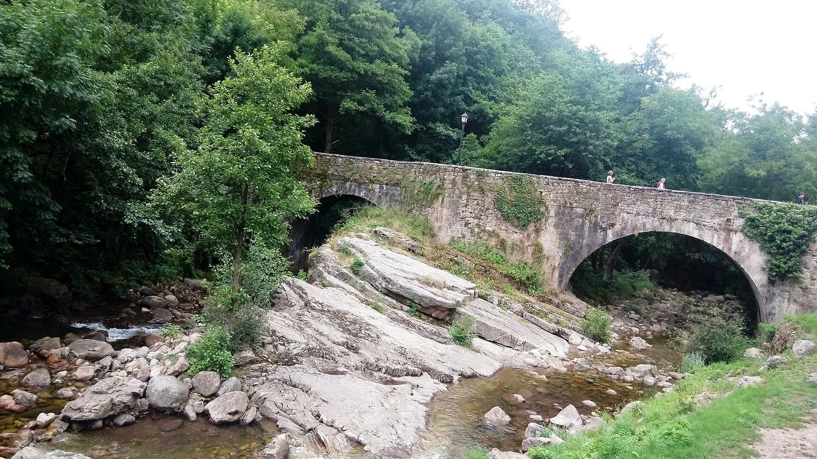Puente de piedra sobre el río Argoza en Bárcena Mayor