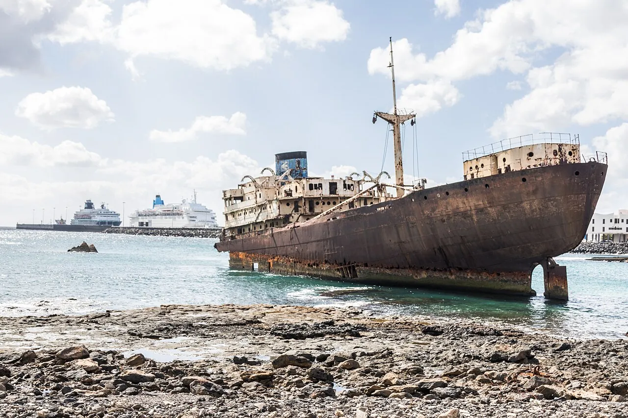 Barco Telamon encallado en Lanzarote