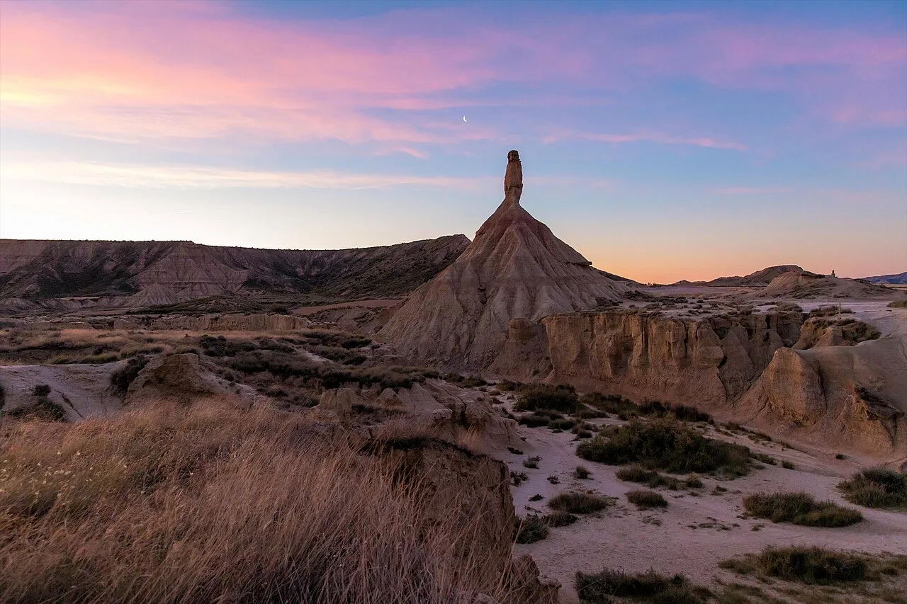 Castildetierra al amanecer en las Bardenas Reales