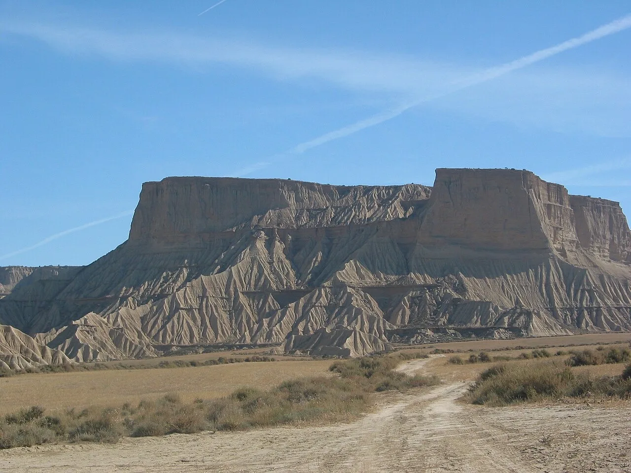 Cabezo con forma de mesa en las Bardenas