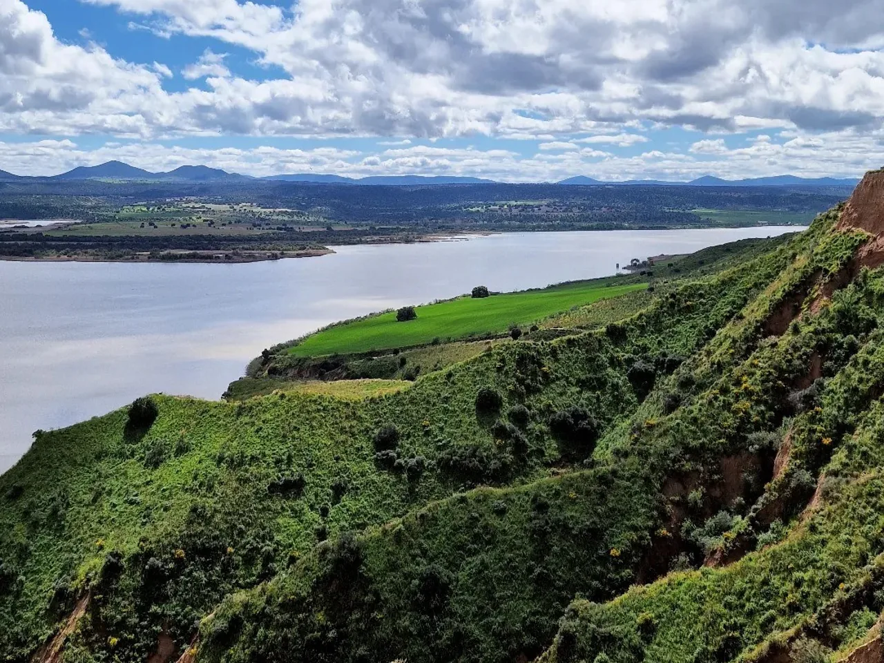 Río y campos verdes junto a las Barrancas de Burujón
