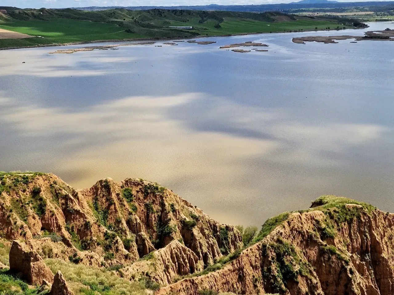 Vista de las Barrancas de Burujón con el embalse al fondo