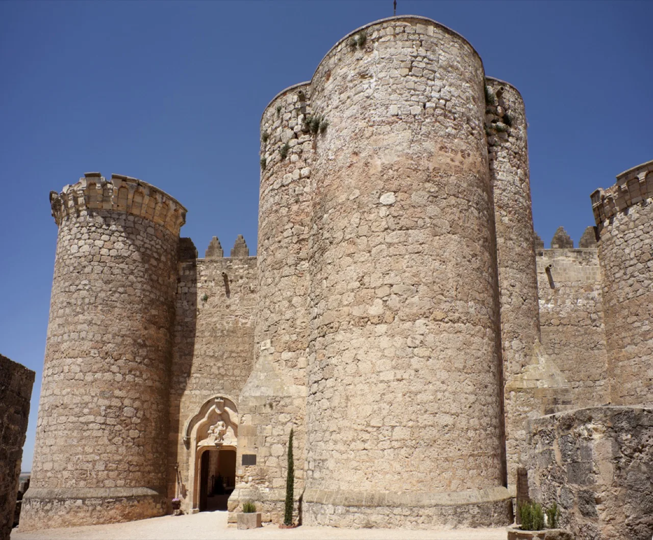 Castillo de Belmonte iluminado de noche
