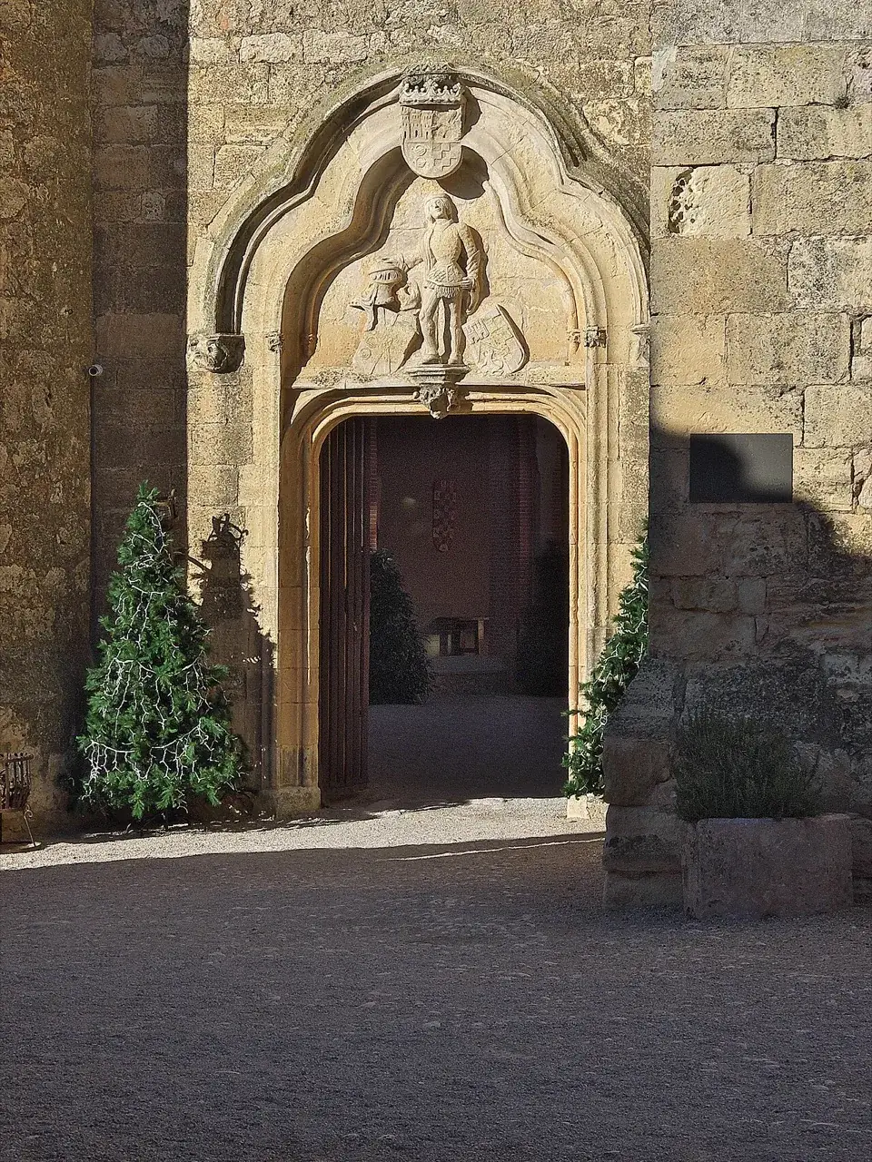 Portada de acceso al castillo de Belmonte