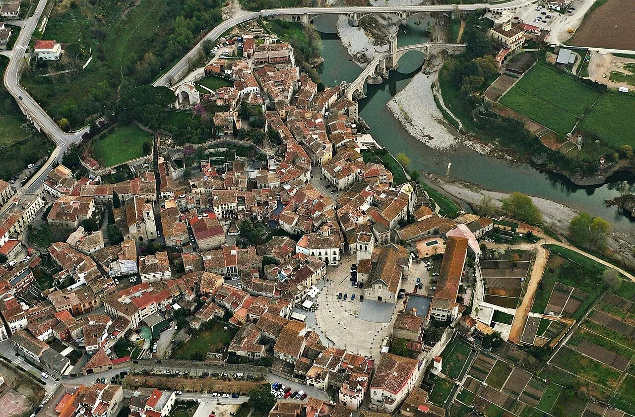Vista aérea de Besalú y el río