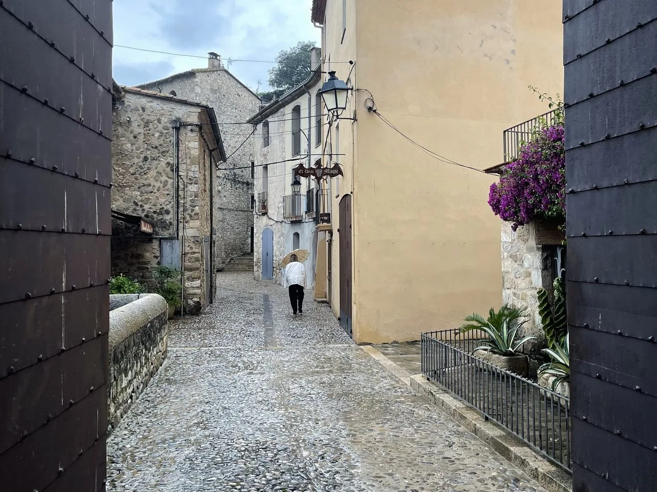 Calle medieval de piedra en Besalú