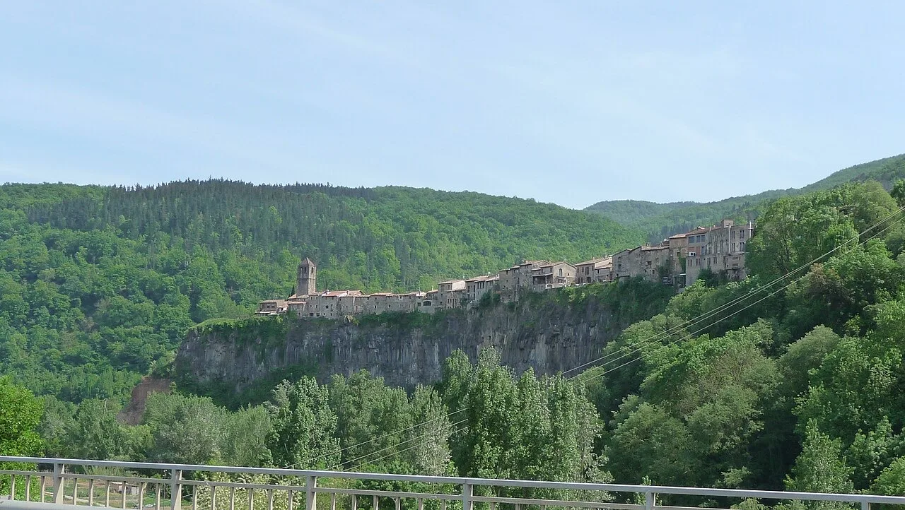 Castellfollit de la Roca sobre su risco de basalto