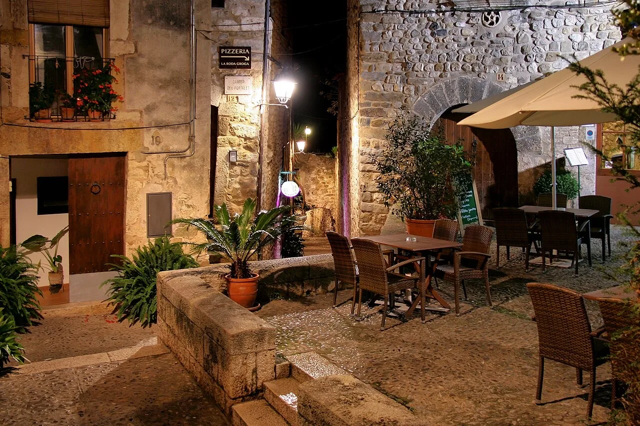 Rincón de Besalú iluminado de noche