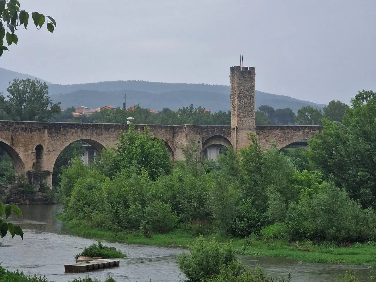 El puente de Besalú desde la orilla del río Fluvià