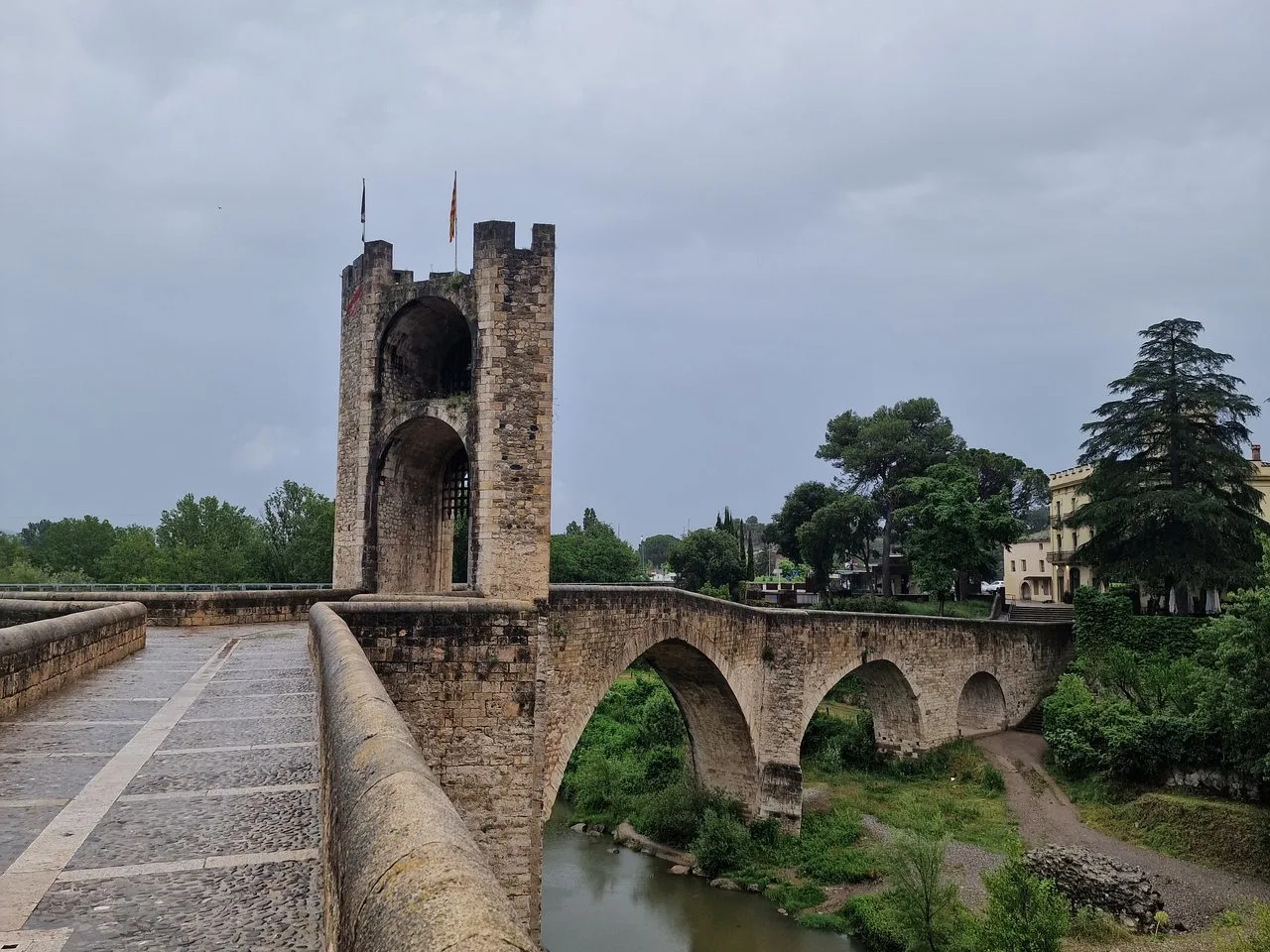 Puente románico de Besalú con su torre