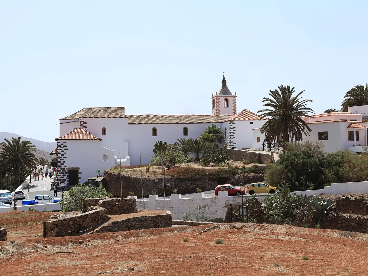 Calle del pueblo de Betancuria con casas blancas