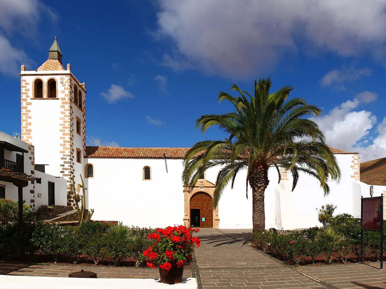 Iglesia de Santa María de Betancuria con su fachada blanca y torre