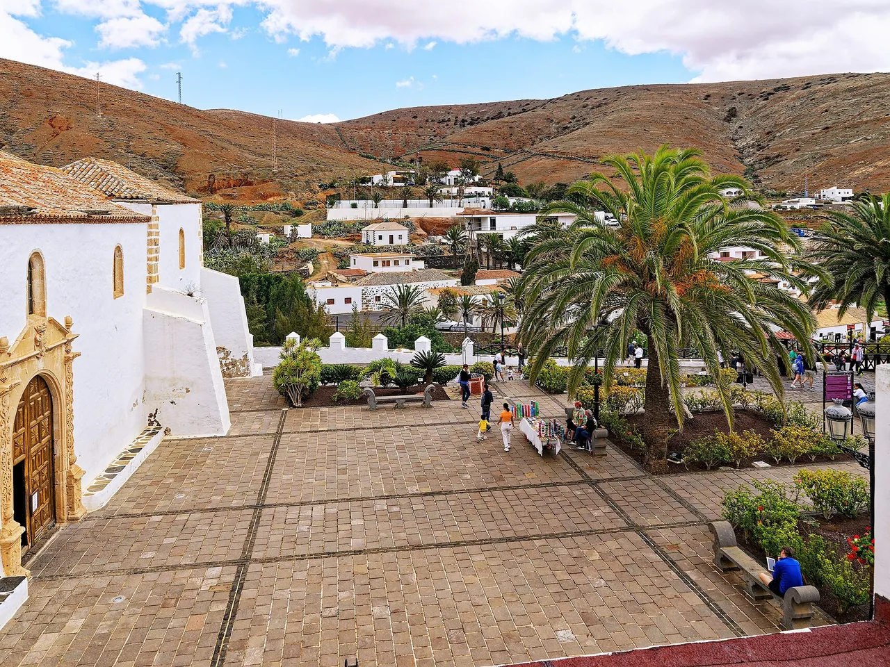 Casas blancas de Betancuria con montañas al fondo