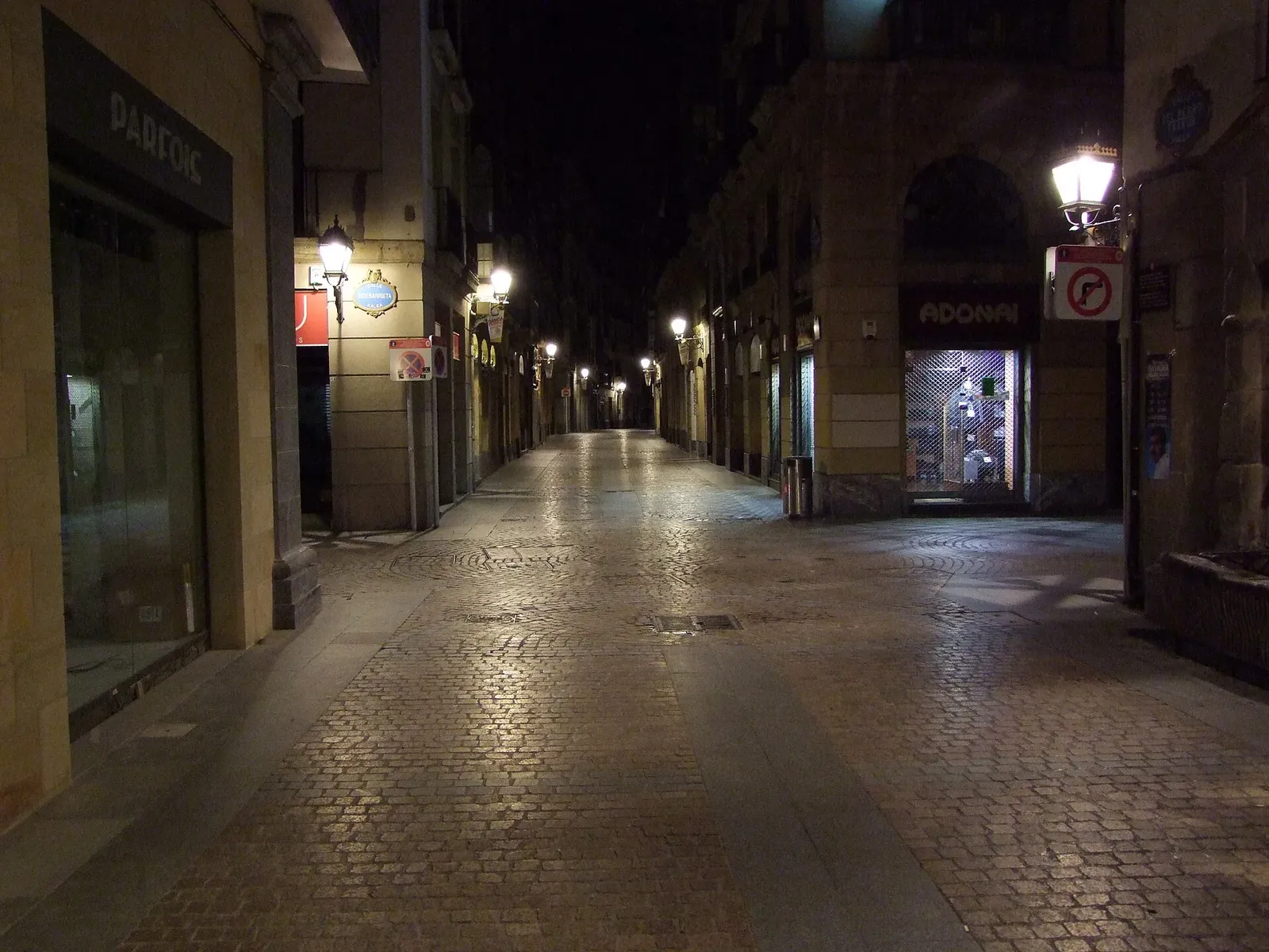 Calle del Casco Viejo de Bilbao de noche