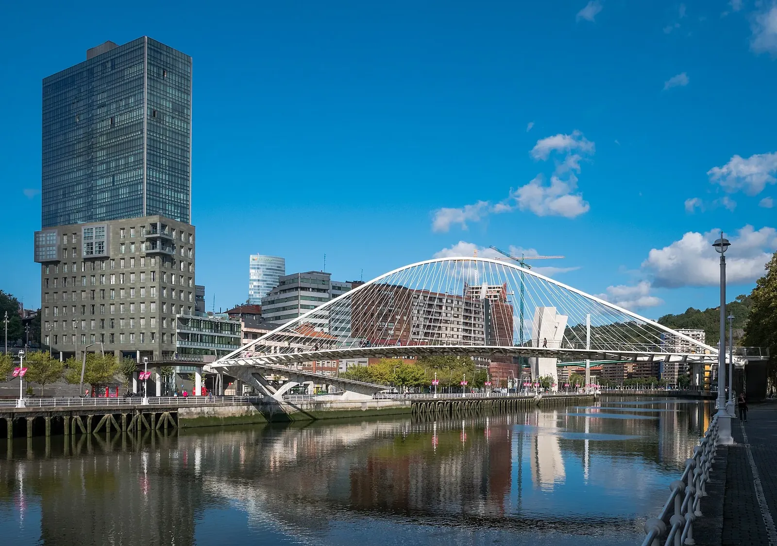 Puente Zubizuri y torres de Isozaki en la ría de Bilbao