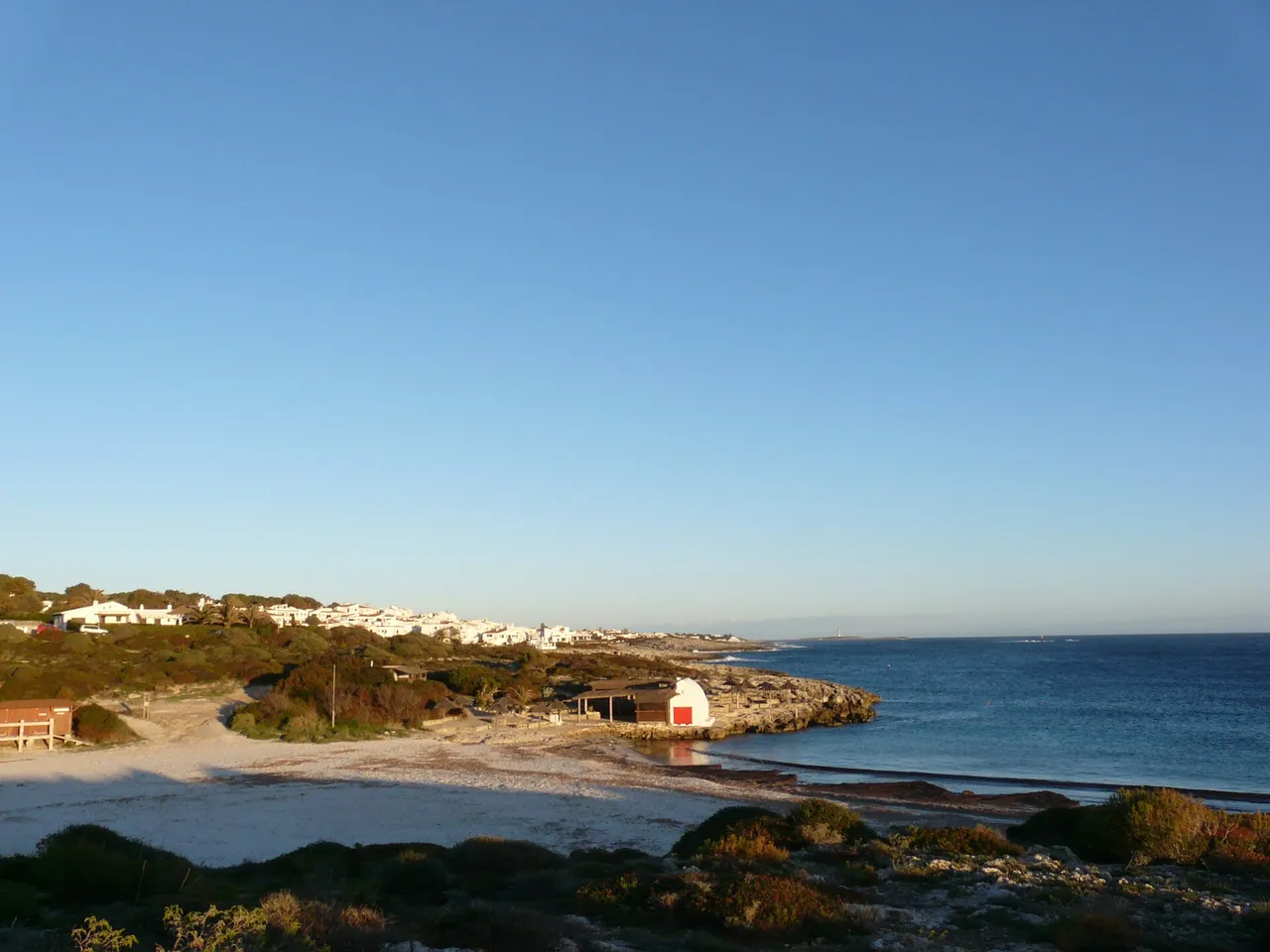 Cala con aguas azules en Binibeca, Menorca